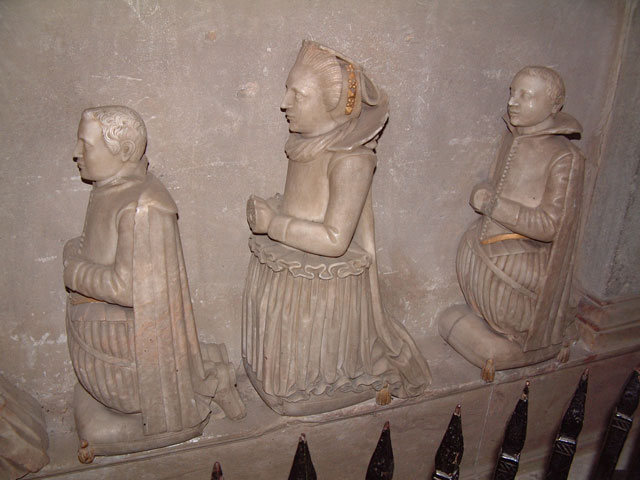 Figures on family tomb